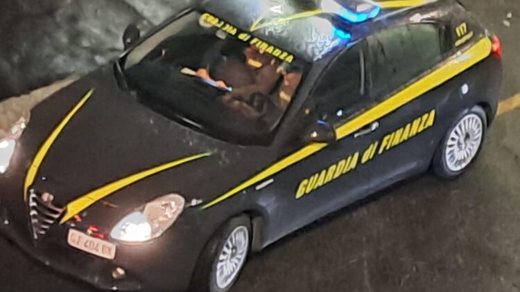 Frodi sentimentali e falsi investimenti in criptovalute, 23 indagati