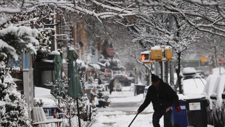 Tempesta di neve nel nord-est Usa, 5.000 voli cancellati e forti disagi