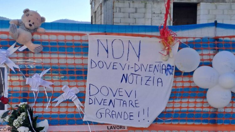 Il dolore di Nola per Domenico, striscioni e un altarino in memoria