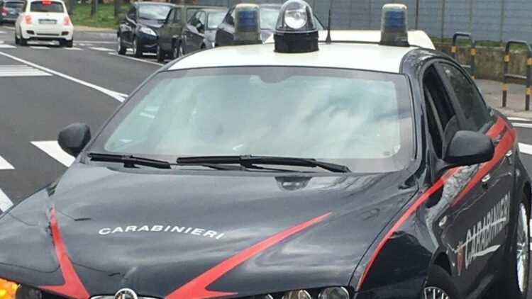 Lega la fidanzata con un cavo al termosifone, arrestato nel Reggiano