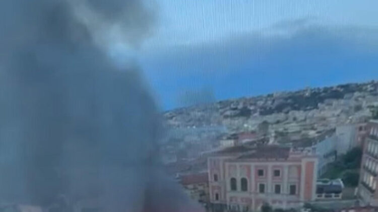 Incendio nel cuore di Napoli, in fiamme il teatro Sannazaro