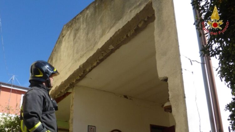 Stufa a legna difettosa causa esplosione in casa, un morto nel Bresciano