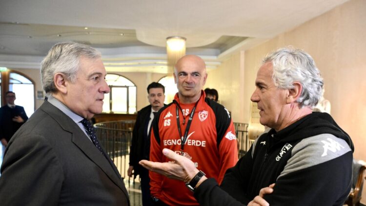 Scambio di saluti e battute tra Tajani e Donadoni a Forlì