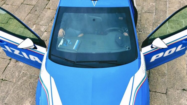 Sorpresi in casa dal proprietario, tre giovani arrestati per rapina