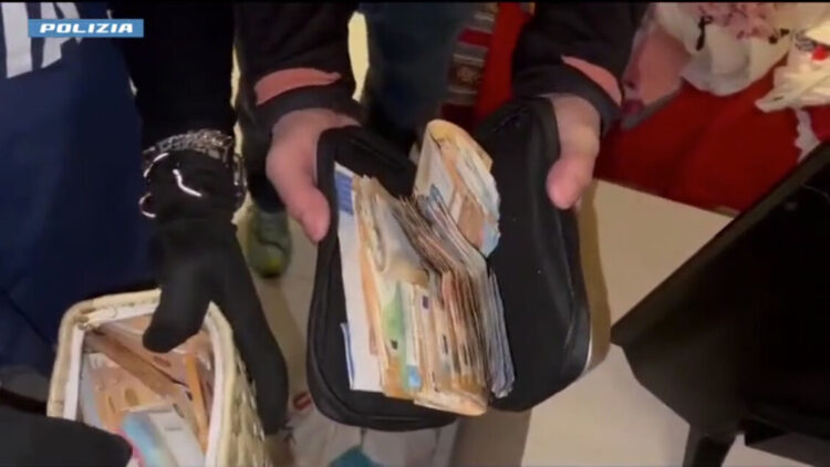 300 euro per il taxi 50 per il viaggio a piedi, il prezzario per i migranti