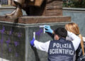 Uomo trovato morto vicino alla statua di Montanelli in centro a Milano