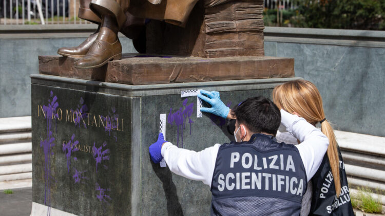 Uomo trovato morto vicino alla statua di Montanelli in centro a Milano