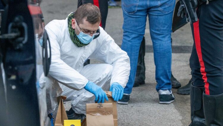 Donna precipita dal quarto piano e muore a Milano, indagini in corso
