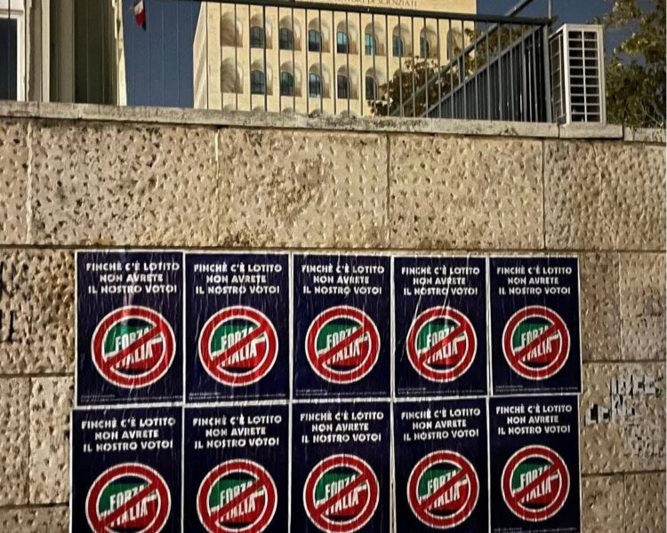 Protesta laziali, manifesti con simbolo Forza Italia sbarrato: “Finché c’è Lotito non avrete nostro voto”
