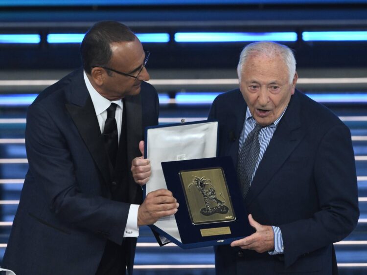 Sanremo, Mogol riparte su elicottero vigili del fuoco: è polemica. Lui: “Viaggio è andato benissimo”