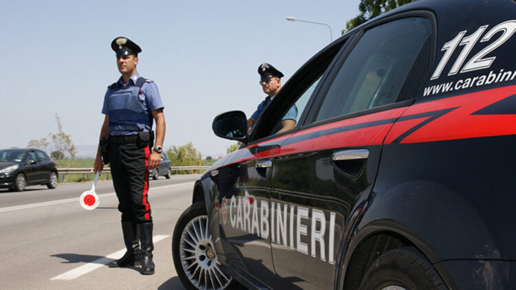 Auto fuori controllo investe 5 giovani, lievi contusioni