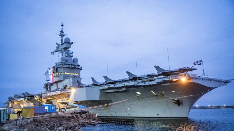 La portaerei francese localizzata grazie alla app usata da un suo marinaio