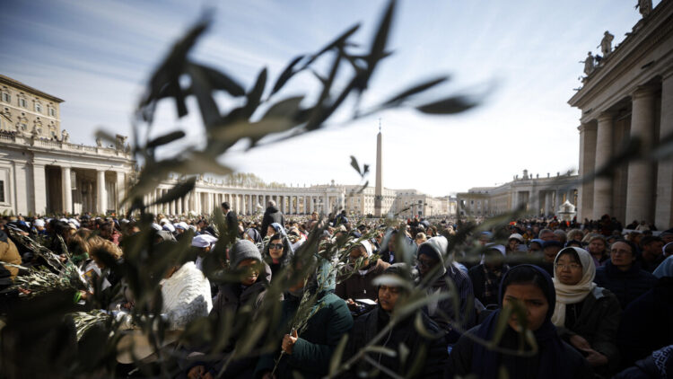Il Papa nella Domenica delle Palme: “Deponete le armi! Siete fratelli!”