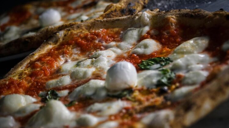 Ordina pizza ai vigili e scatta il codice rosso, ma era in difficoltà economica