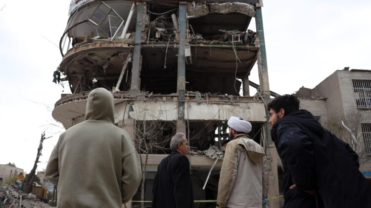 Gli Usa più vicini a inviare truppe di terra, Teheran minaccia: ‘Diventeranno cibo per gli squali’ – Liveblog