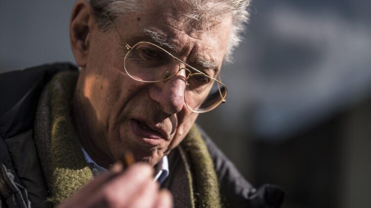 Misure di sicurezza e maxischermo, solo 400 in chiesa per i funerali di Umberto Bossi a Pontida