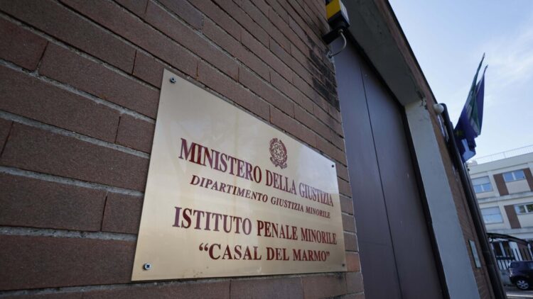 Presunte torture su minori nel carcere di Casal del Marmo, coinvolti 10 agenti