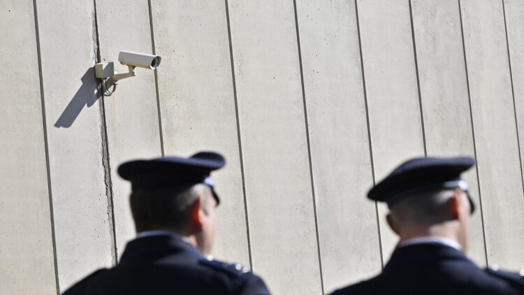 Salvano un detenuto dalle fiamme, quattro agenti intossicati a Biella