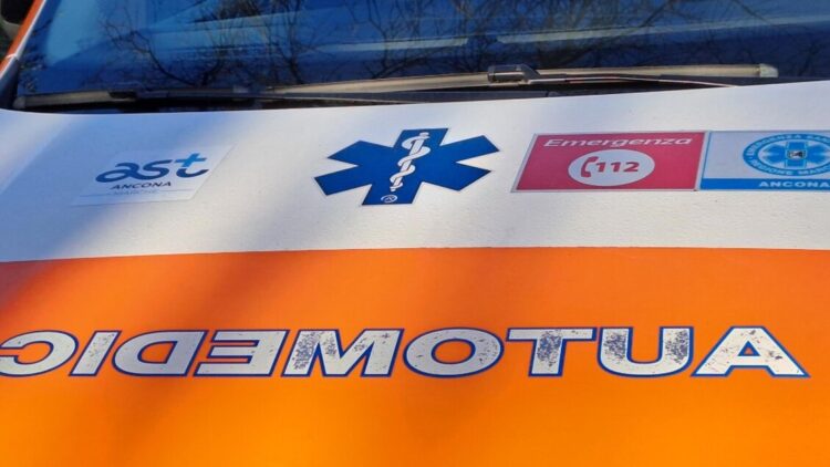 Scontro tra auto e mezzo pulizia strade, morto un uomo nel Torinese