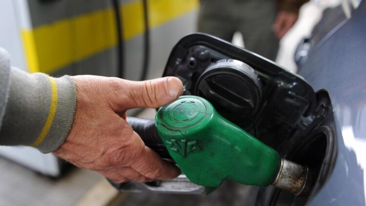 Benzina ai massimi nei distributori Ip, prezzo più basso in quelli Eni