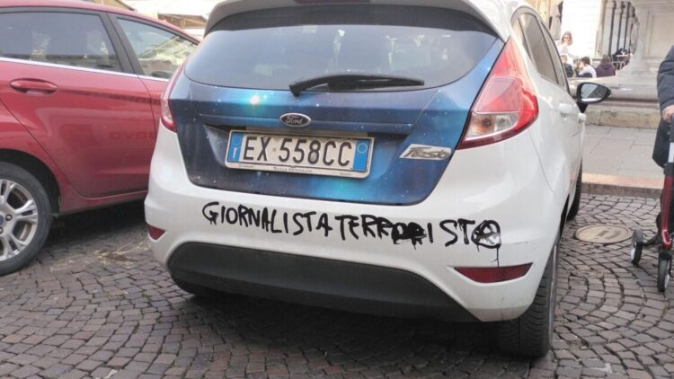 Vandali contro una tv locale a Padova, ‘giornalista terrorista’ sul paraurti
