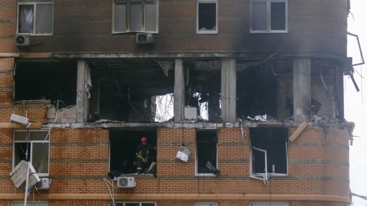 Kiev, ‘raid russo contro grattacielo a Dnipro, ci sono feriti’
