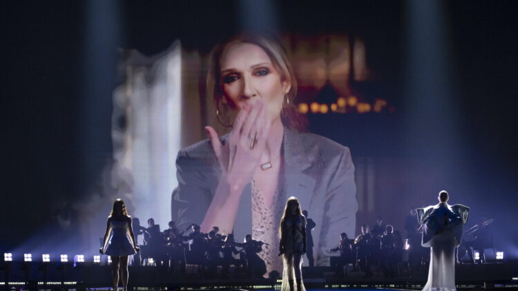 Atteso il ritorno di Celine Dion, a Parigi i poster con i titoli delle sue canzoni