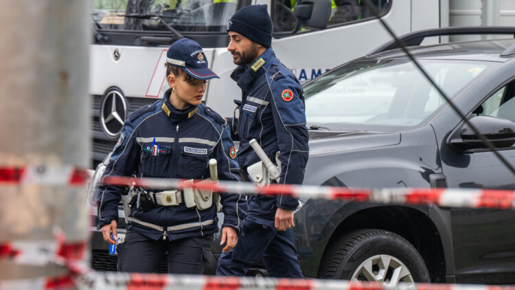 Finisce con una Porsche contro un’auto in sosta, morto un 21enne a Milano