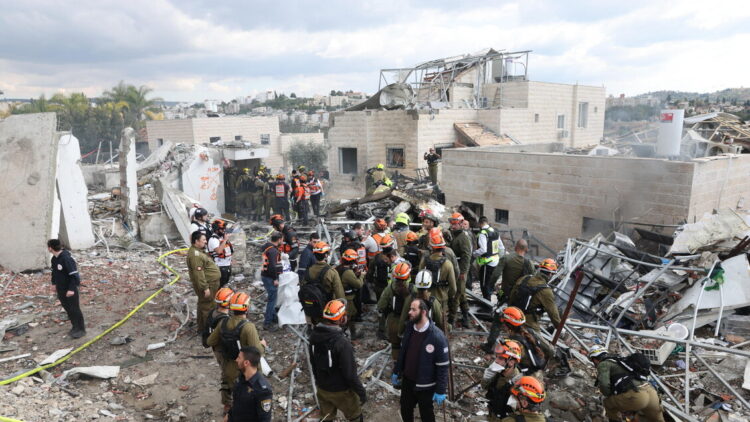 Condominio colpito nel centro d’Israele, sei morti e decine di feriti