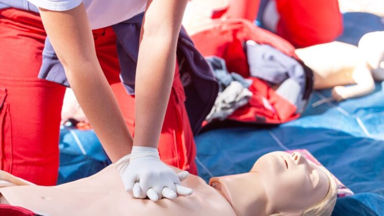 Studentessa universitaria salva una donna sul bus con manovre salvavita
