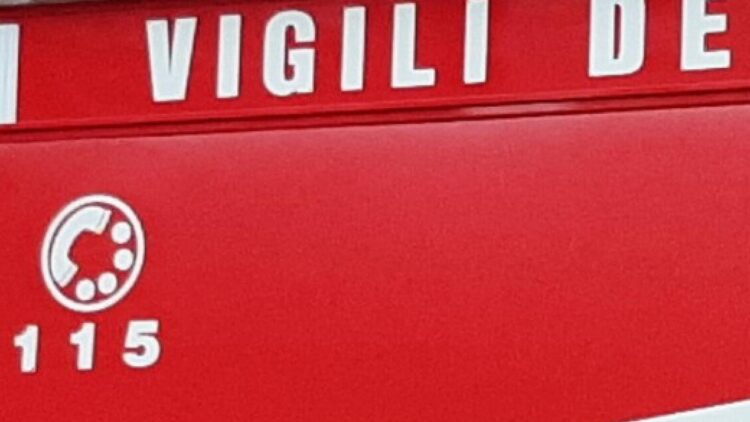 A fuoco rimessaggio e due abitazioni, un intossicato