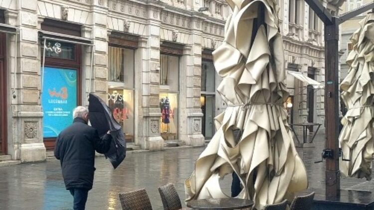 Bora si intensifica, attese raffiche fino a 110 km/h a Trieste