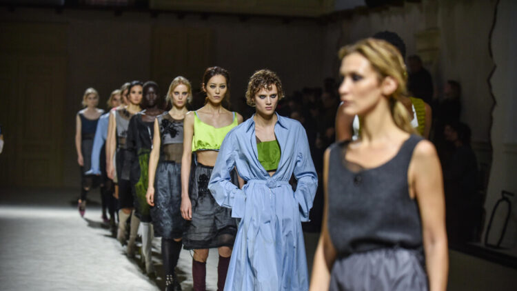 Per Prada 5,7 miliardi di ricavi, Versace peserà sui margini nel 2026