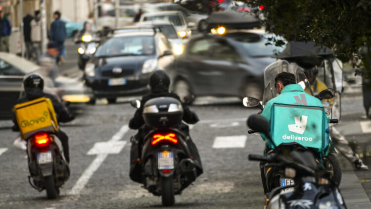 Cgil, i rider in piazza ‘turni fino a 10 ore al giorno, 2-4 euro a consegna’