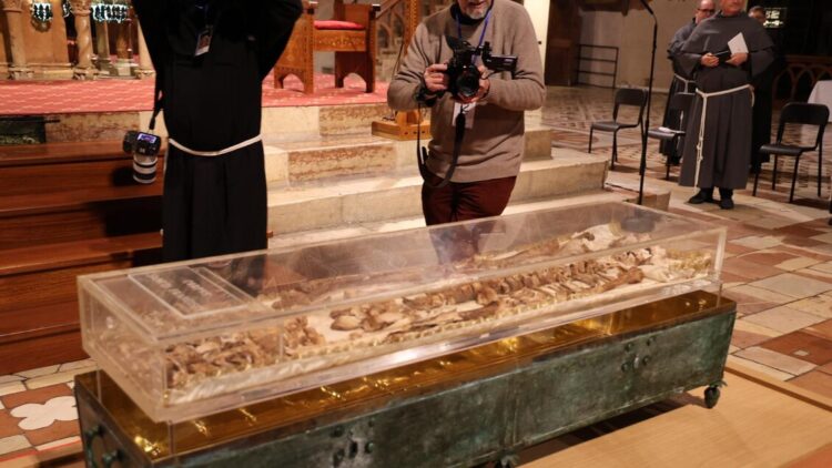 Fatta per visione più naturale possibile la teca con le spoglie di S. Francesco
