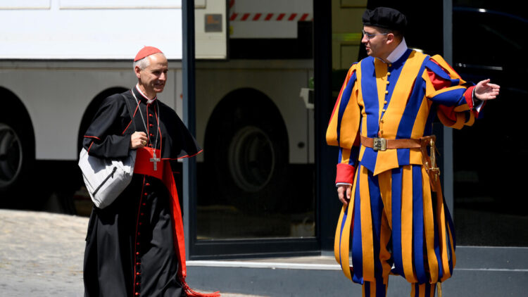Maratona di Roma, il cardinale Vesco ha tagliato il traguardo
