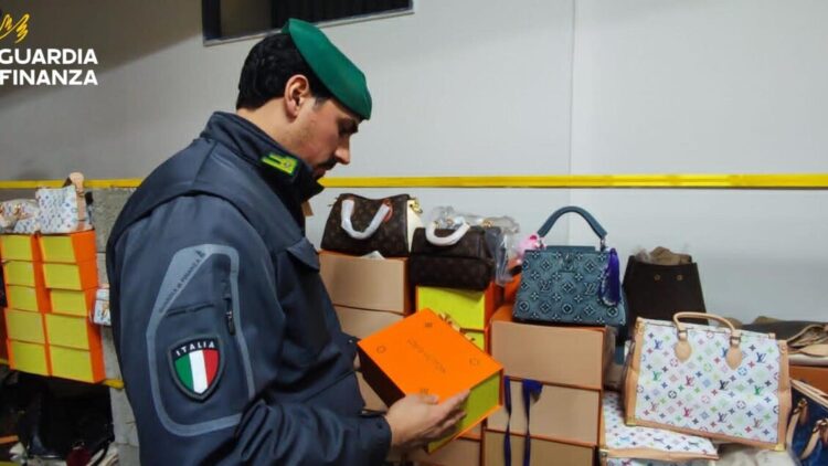 Scoperto centro commerciale del falso da 530 mq nel Napoletano