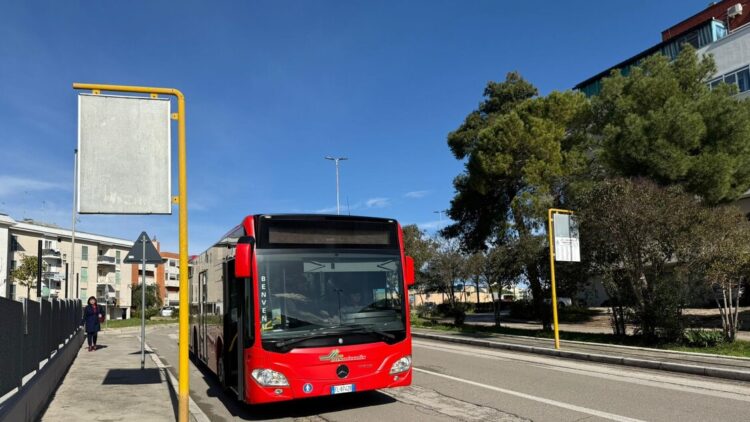 16enne accoltella 19enne sul bus, finisce in comunità, arrestati i genitori
