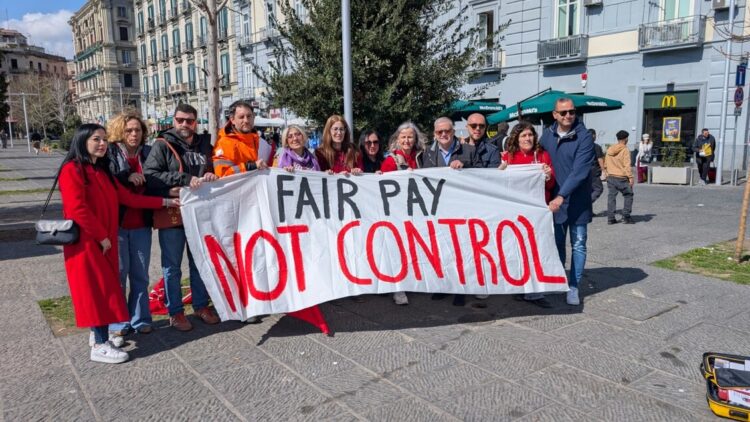 Rider in piazza a Napoli, ‘ora vogliamo un vero contratto di lavoro’
