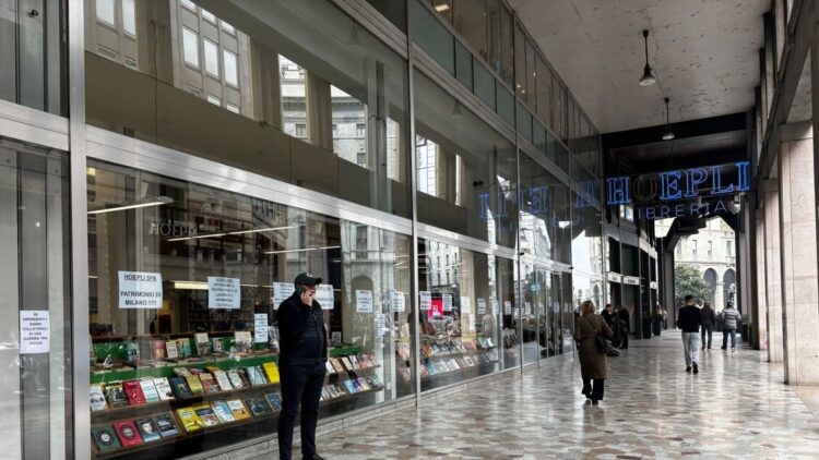 ‘Non si liquidano i lavoratori’, la protesta va in vetrina alla Hoepli