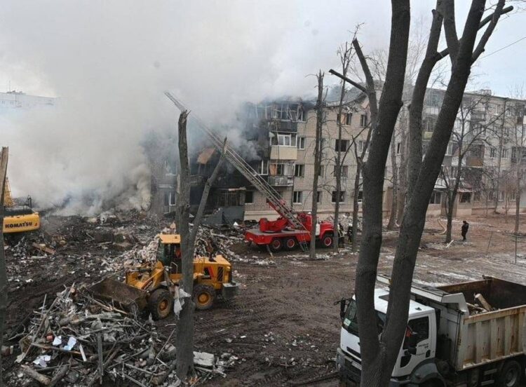 Ucraina, Peskov: “Trump non ha posto condizioni per cessate il fuoco”. Russia attacca ancora con missili e droni: colpite Dnipro e Kharkiv