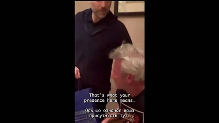 Un ‘Oscar’ in Ucraina per Sean Penn: “Fatto con resti di un vagone colpito dai russi”