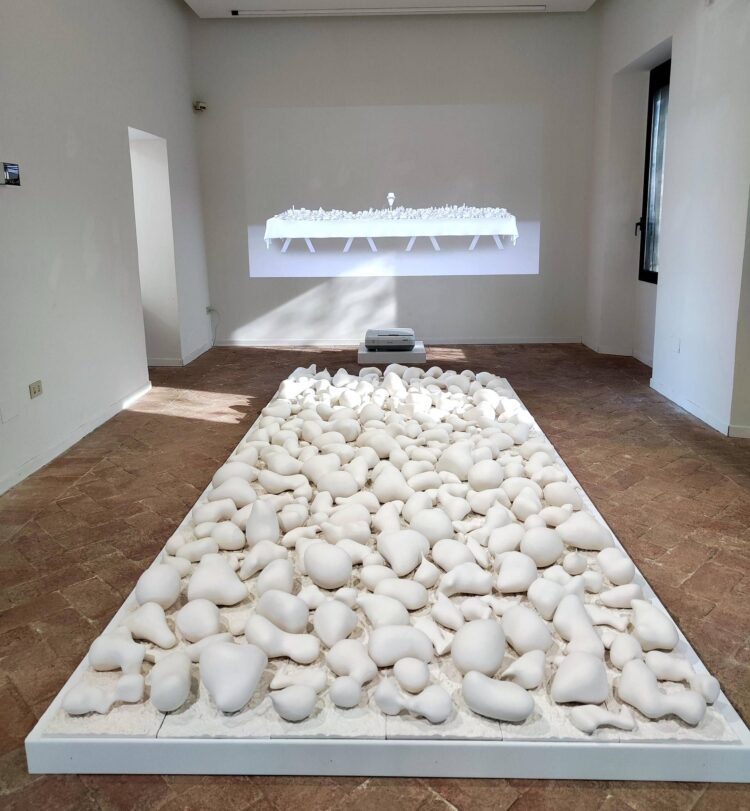 L’abbondanza e la scarsità di cibo, l’opera di Itamar Gilboa in mostra al Mic Faenza