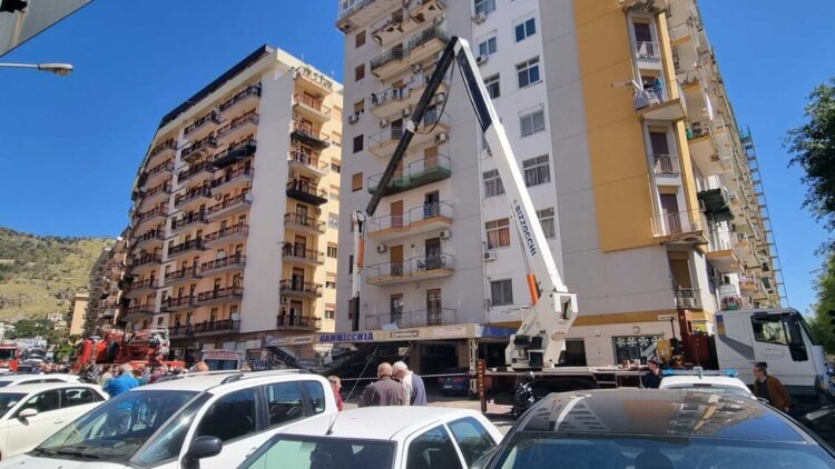 Incidente sul lavoro a Palermo, due operai morti caduti da una gru