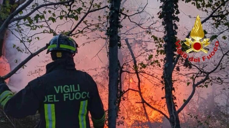 Vigili del fuoco impegnati a domare fiamme in zone lombarde