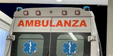 Maneggiano pistola trovata in casa e parte un colpo, muore 17enne
