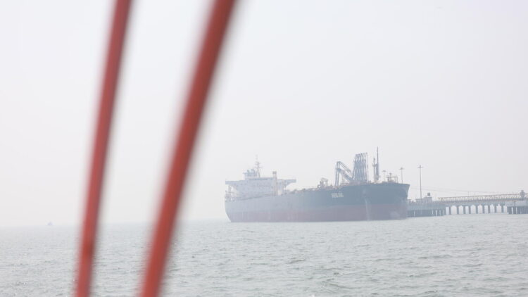 Nave attraversa Hormuz dichiarando di avere un ‘proprietario francese’