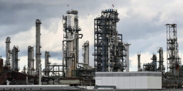 Petrolio in corsa dopo il sequestro della nave iraniana. In calo le borse