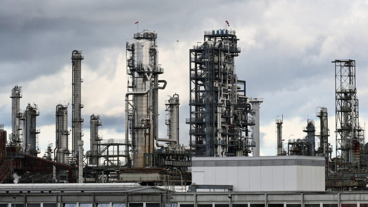 Petrolio in corsa dopo il sequestro della nave iraniana. In calo le borse