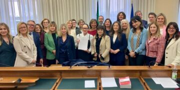 Commissione femminicidio approva relazione sulla violenza economica di genere